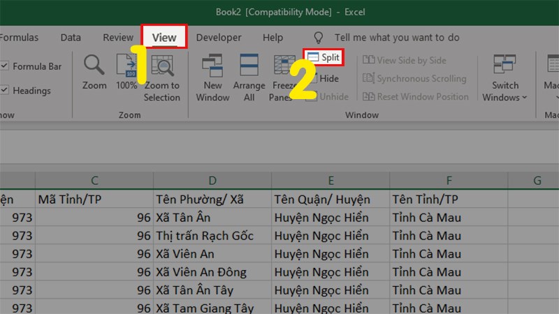 Chọn thẻ View  Đi đến mục Windows  Chọn Split
